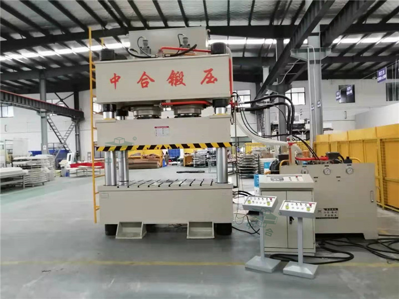 汽車配件生產(chǎn)設(shè)備—800噸四柱液壓機(圖1)